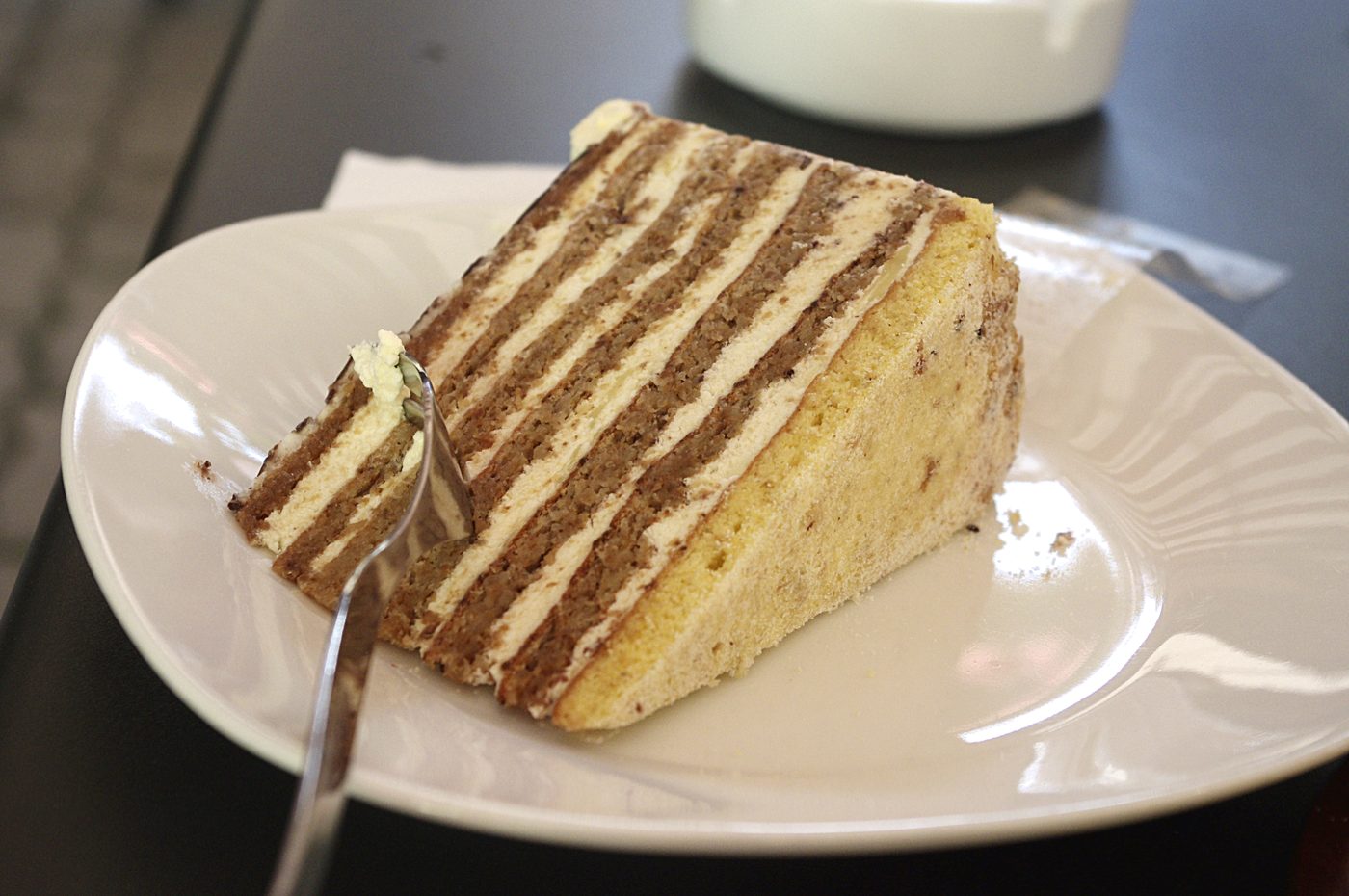 Torta Esterhazy de merengue y avellanas