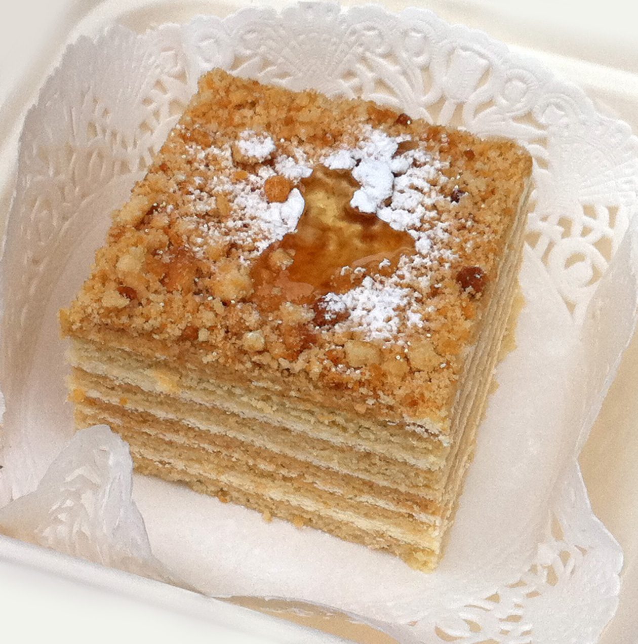 Porción de Medovik, torta de miel rusa en capas